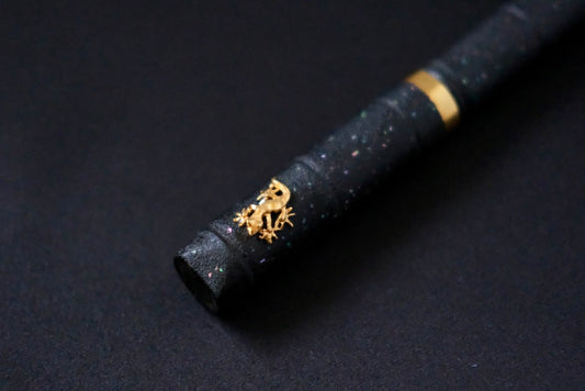 Eisuke Sakai Handmade Ebonite “Bamboo” – Ink Stopper – 14K Nib – Ishime-nuri with Gold Lizard Stopper