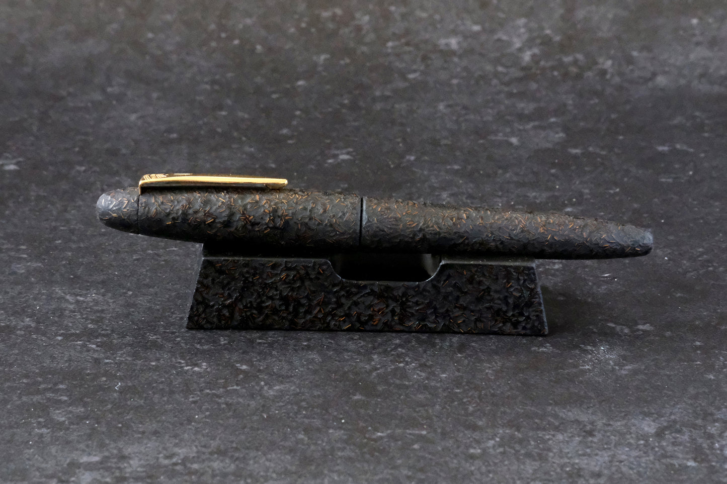 ShuroSaya-nuri Platinum Izumo Tagayasan with Matching Pen Rest