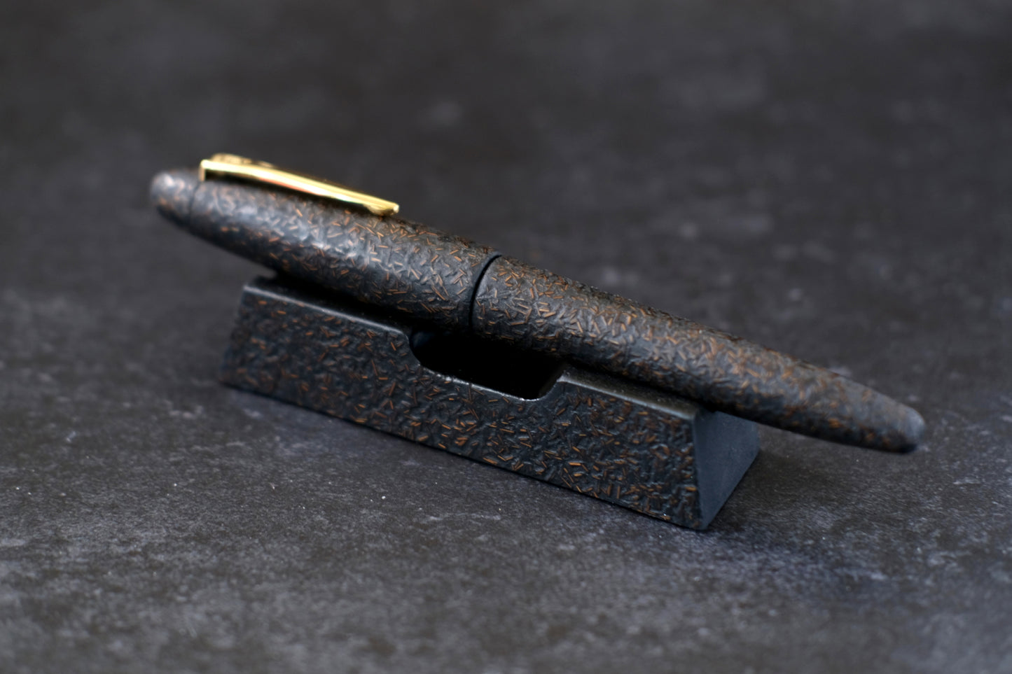 ShuroSaya-nuri Platinum Izumo Tagayasan with Matching Pen Rest