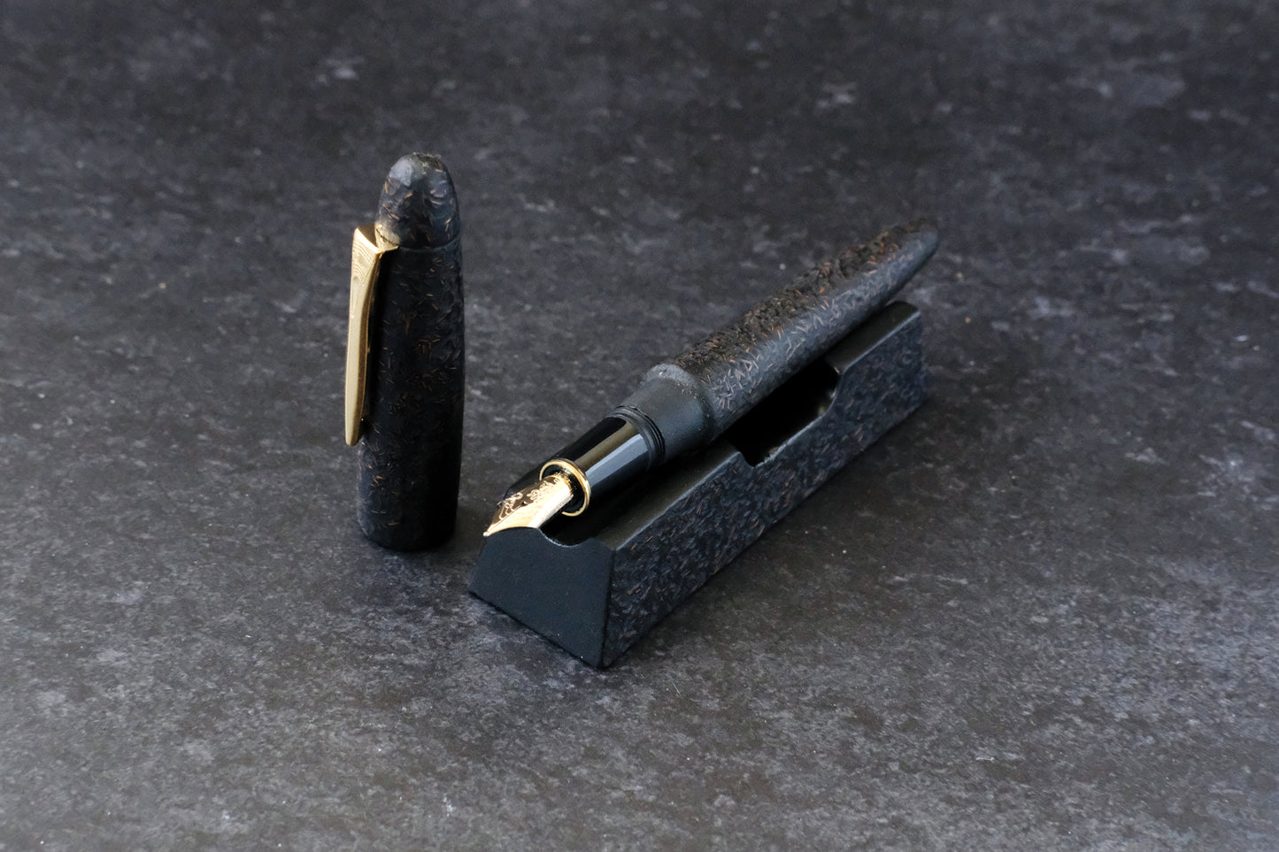 ShuroSaya-nuri Platinum Izumo Tagayasan with Matching Pen Rest