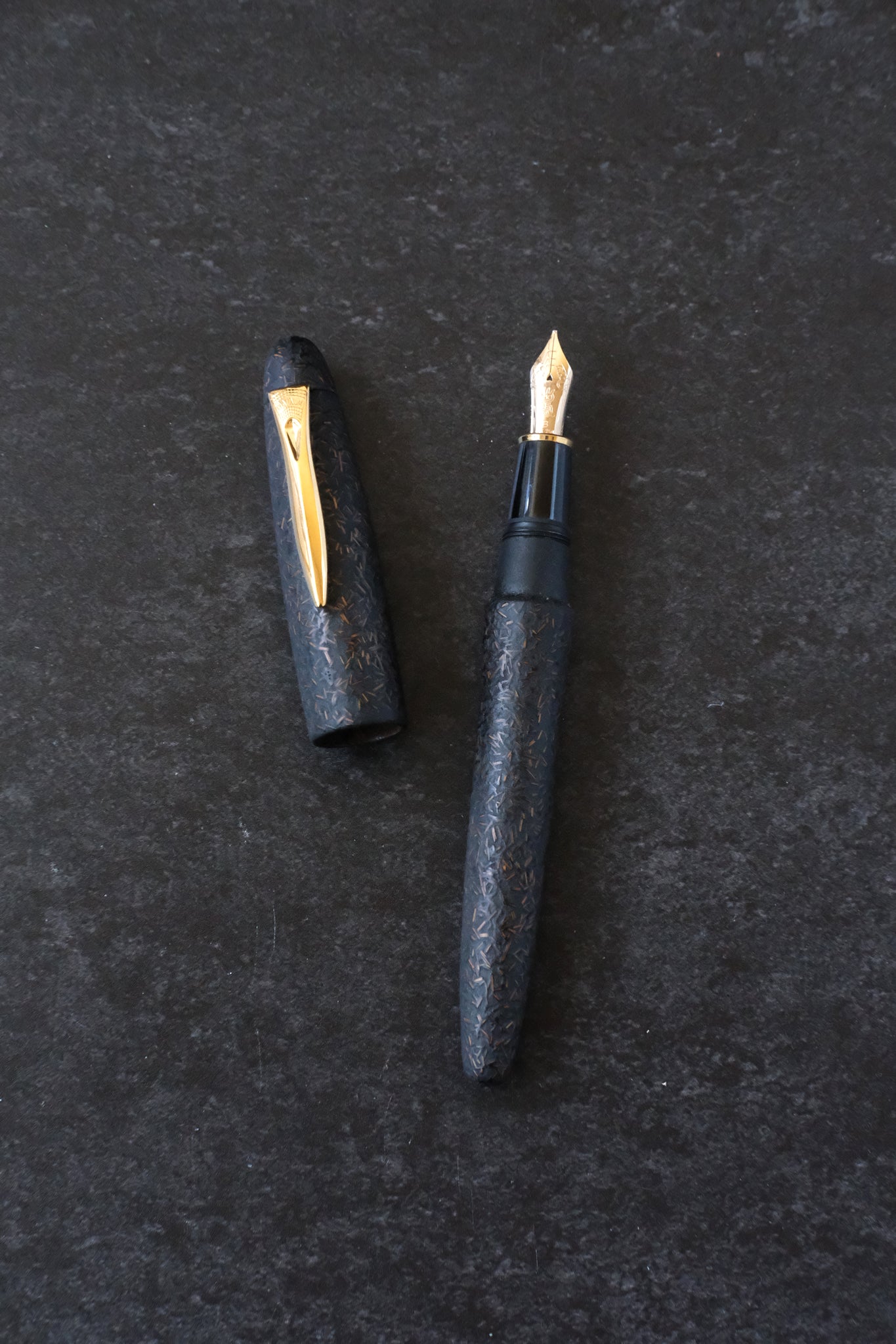 ShuroSaya-nuri Platinum Izumo Tagayasan with Matching Pen Rest