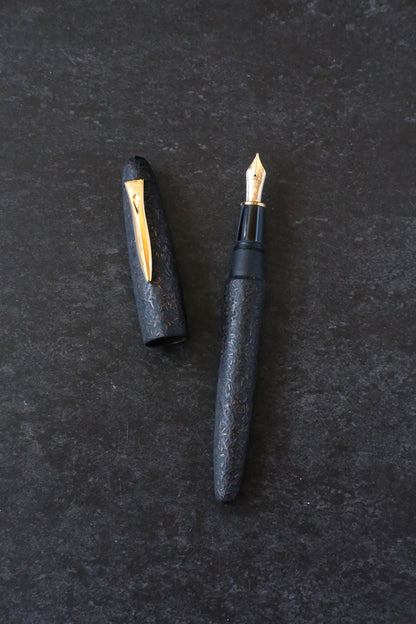 ShuroSaya-nuri Platinum Izumo Tagayasan with Matching Pen Rest